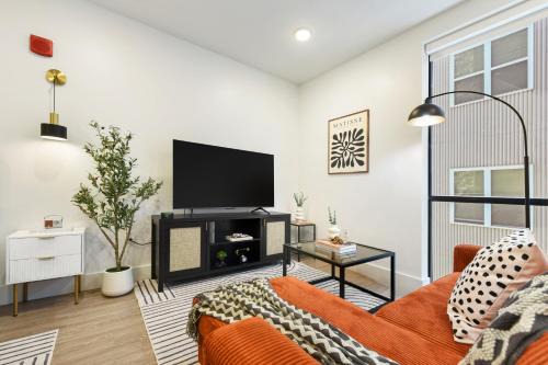 East Liberty Apartment | LUX Studio King Bed Gym Free Parking