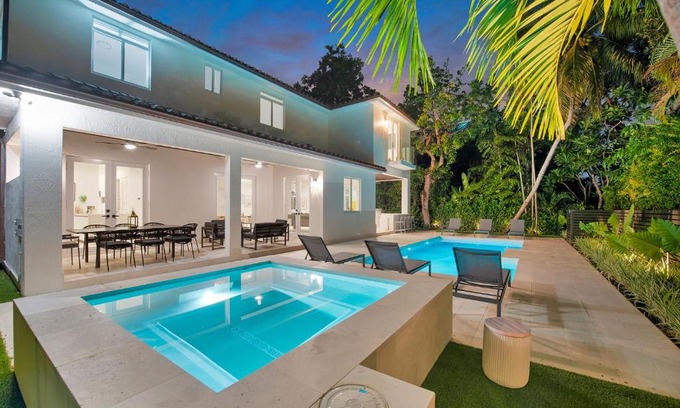 Coral Terrace House | Lux Villa sleeps 18 guest with Pool Jacuzzi Billiards Basketball