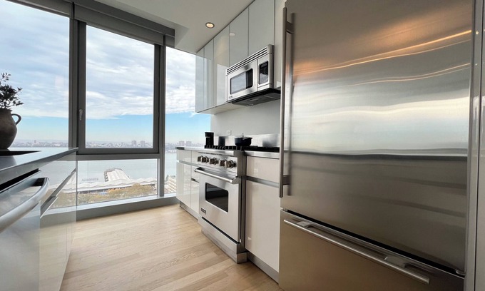 Lincoln Square Apartment | Luxe 2 bedroom apartment in Midtown - 24 hour doorman