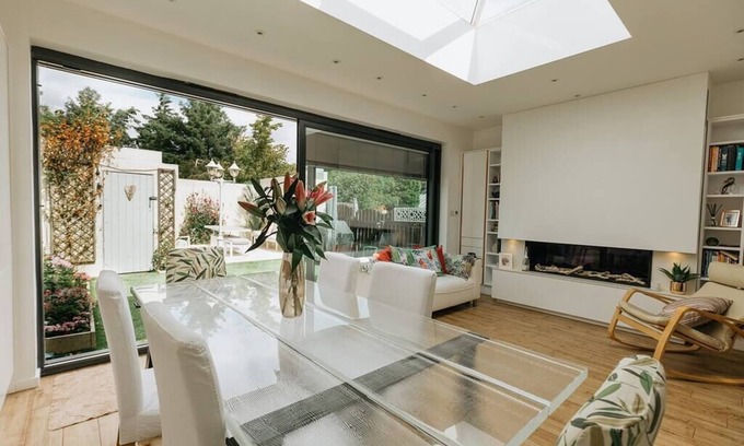 Harrogate House | Luxe 3 Bed property with beautiful garden room.