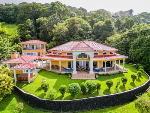 Aguacate Villa | Luxe - 5 Lakeview Villas - Weddings - Retreats - AC - Pool - Hot Tub - Sleeps 25
