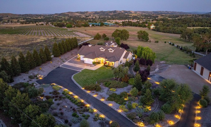 Templeton House | Luxe 5000sf Ranch on Westside Paso w/Pool, Hot Hub, Game Room and Disc Golf.