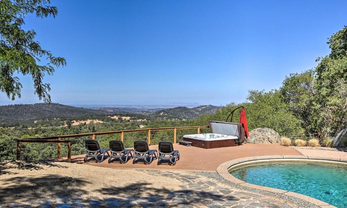 Auburn House | Luxe Auburn Hideaway with Tennis Court and Views!