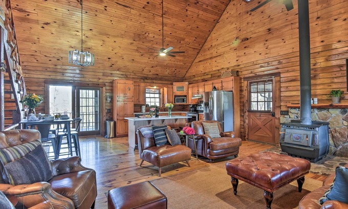 Pearcy Cabin | Luxe Cabin w/Hot Tub on 5 Acres in Pearcy!