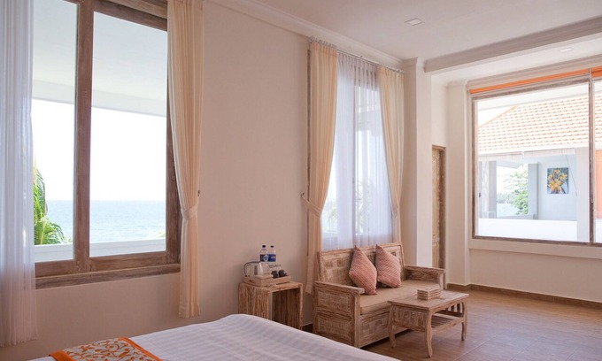 Bondalem Apartment | Luxe Double Room with sea-view bathtub on veranda