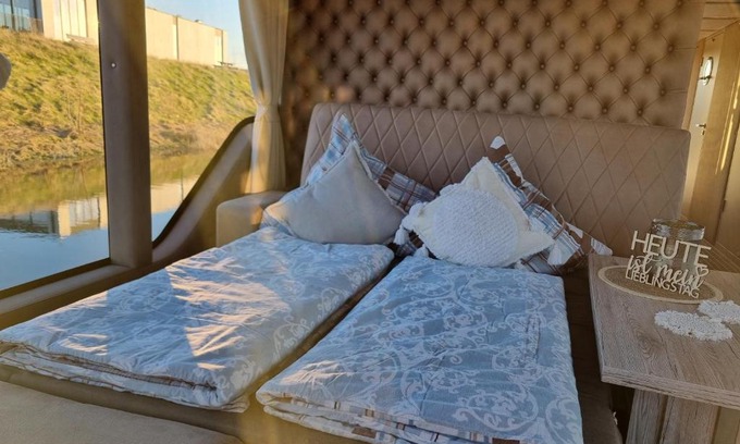 Ophoven Boat Rental | Luxe huisboot met 6 slaapplaatsen en airco in Limburg