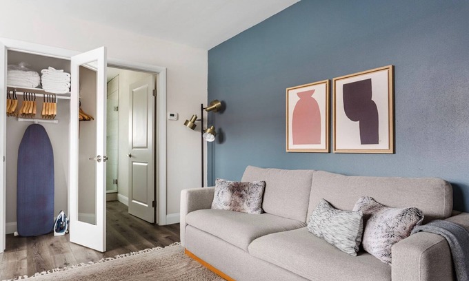 Inglewood Apartment | Luxe Inglewood Studio, near 405, Stadium, Shops & Dining, by Blueground