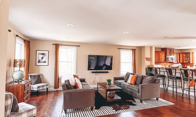 Jim Thorpe House | Luxe Lodge @ Poconos - Hiking, Rafting, Biking, Pool Table, Theater & Hot Tub