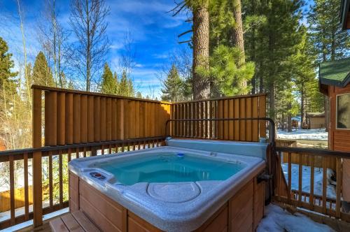 Mountain View Estates House | Luxe Mountain Chalet - Hot tub Man Cave Foosball Peloton