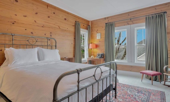 Hemphill House | Luxe Private Room in Historic Manor Near Lake!