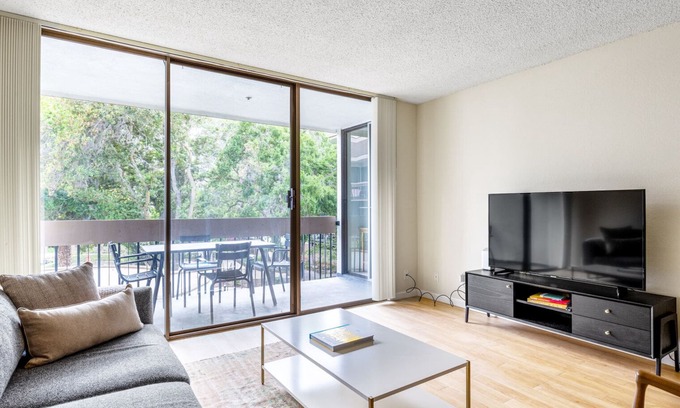 Central San Mateo Apartment | Luxe San Mateo 1BR w/W/D, Pool, near stores and Caltrain, by Blueground