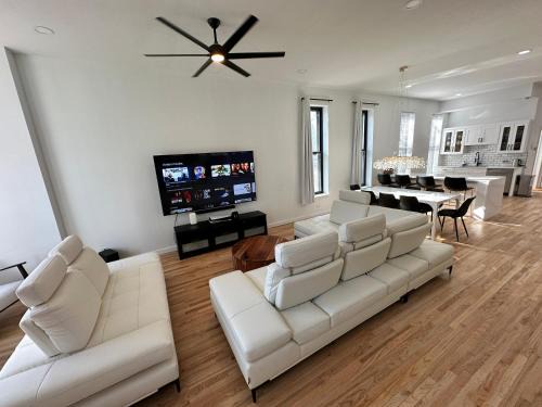 Bucktown House | Luxe Spacious SFH in Bucktown with Secure Parking