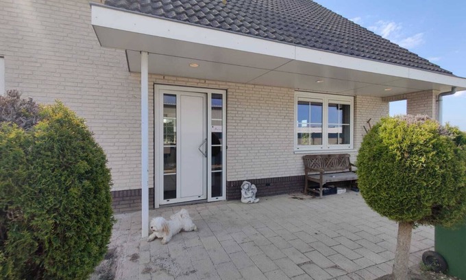 Rhenoy House | Luxe Villa met Grote Tuin en Spa, Centraal in Nederland en Dichtbij Strand