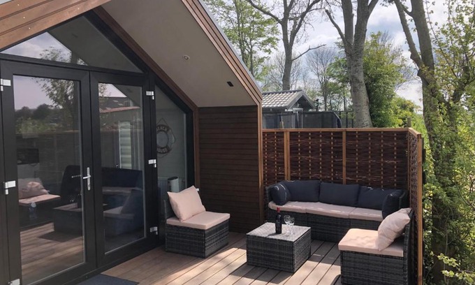 Elahuizen Apartment | Luxe vrijstaande chalet voor gezinnen en stellen met mooie bloementuin vlakbij het water