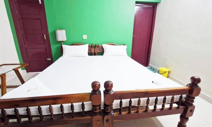 Varkala Bed & Breakfast | Luxurious 1 double Bed BnB 5