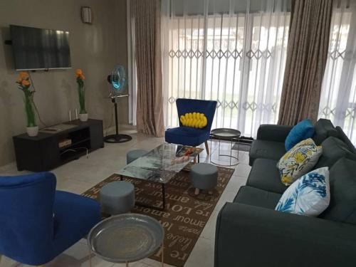 Harare Apartment | Luxurious 3 bed house modern open plan- borehole - 2046