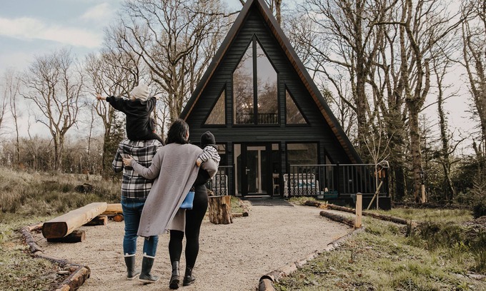 Carrick-on-Shannon Cabin | Luxurious 3 bedroom Woodland Lodge 6 Sleeper