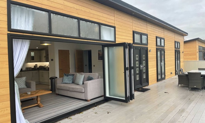 Cambourne Cabin | Luxurious 3 bed Lodge with private hot tub close to city of Cambridge