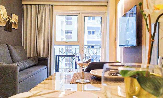 Tambo Apartment | Luxurious 3BR with Sunset, Pool View across Okada Manila II 12pax