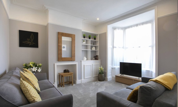 Aylestone House | Luxurious 4 Bed House, Sleeps 11, Close to Kingpower Stadium