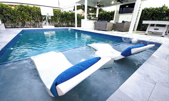 Driftwood House | Luxurious 4-bedroom house close to HARD ROCK CASINO