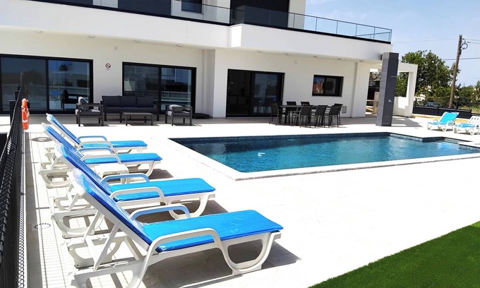 Silves Villa | Luxurious 4 Ensuite Villa,Private Pool,Serene Garden,Sea Views &Private Parking!