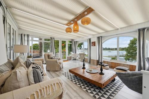 Netley Villa | Luxurious 5 BR Villa on Hamble River without Pool - By Blue Puffin Stays