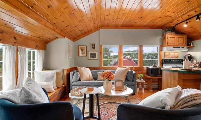 North Andover House | Luxurious Bungalow at Boutique Winery w/Tasting