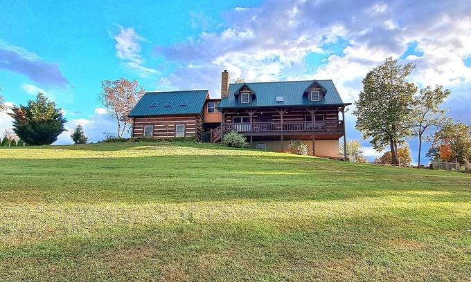 Newport Cabin | Luxurious cabin, mountain views near the Smokies! nPet and family friendly!