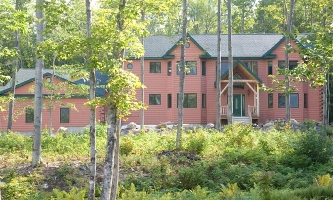 Gorham House | Luxurious Chalet in Beautiful White Mountains
