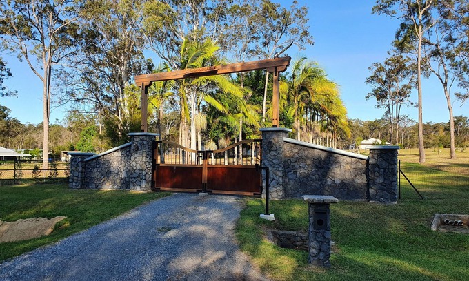 Chambers Flat Apartment | Luxurious Countryside Retreat - Visit our acreage property!😊