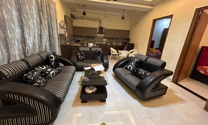 Bullawala Apartment | Luxurious, Cozy 2-bedroom apartment in peaceful Dehradun with WiFi, AC