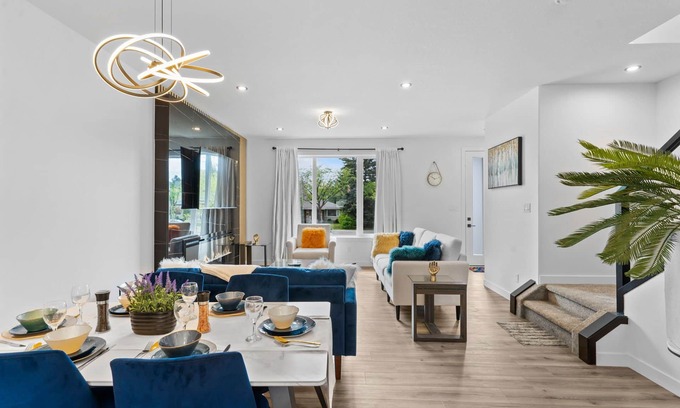 Old Strathcona House | ⭐Luxurious Downtown Duplex⭐ Magnificent ⭐Stylish ⭐Modern ⭐Sleeps 7