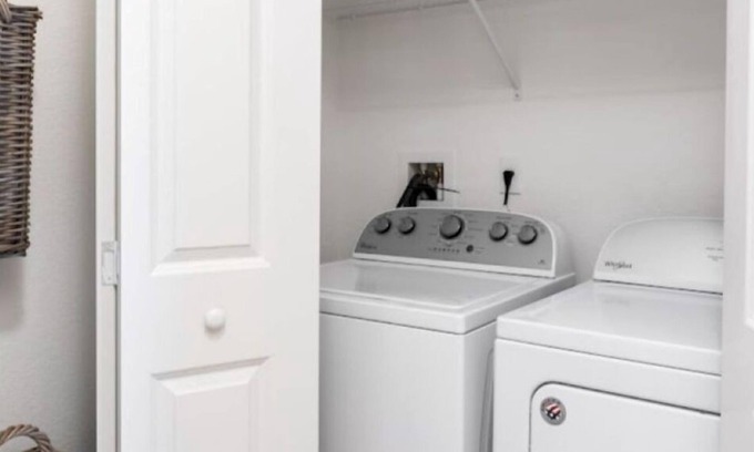 Riverview Apartment | Luxurious fully furnished suite near hospital's!