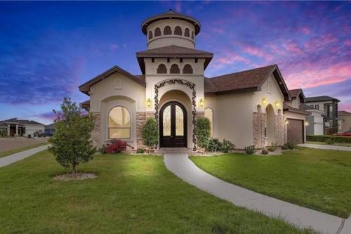 Edinburg House | Luxurious Gated 3BR Oasis No chore Pet friendly