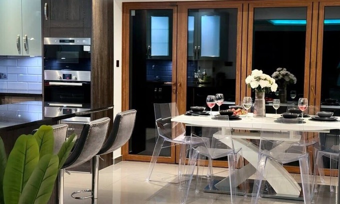 William Morris House | Luxurious House with Spa Bath & Private Garden