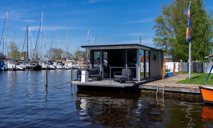 Heeg Boat Rental | Luxurious houseboat on the water