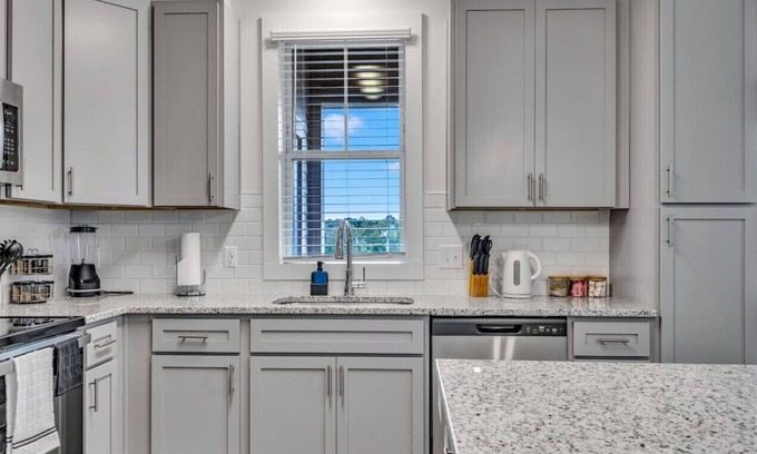 Hayes Apartment | Luxurious King 2BR Suite—Mins to