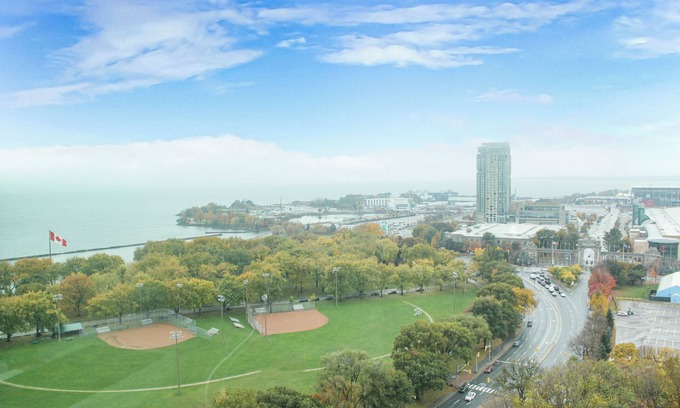 Fort York Condo | Luxurious Lakeside Suite Near CN Tower – C$69/night