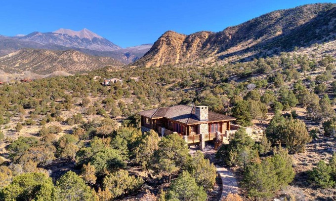 Spanish Valley House | Luxurious Log Cabin Near Moab & Red Rock Canyons!