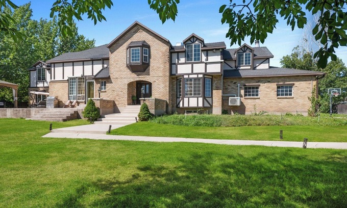 Bluffdale House | Luxurious Mansion w Orchard & Double Pickleball & Spa