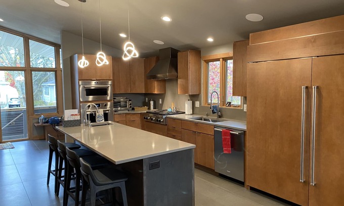 Madison House | Luxurious Mid-Century Modern close to Camp Randall Stadium