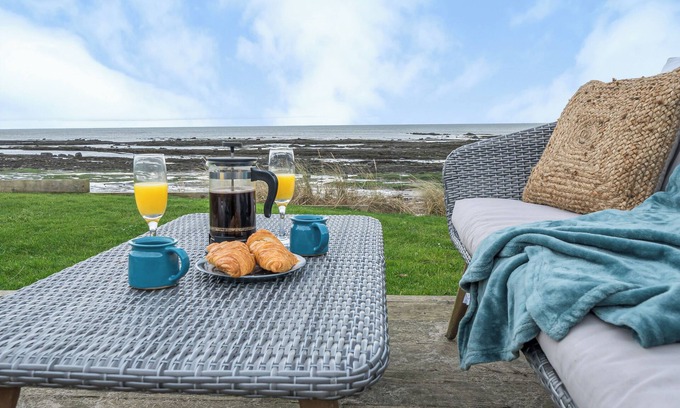 Boulmer Cottage | Luxurious & modern family retreat - on the beach! Now with wood-burning stove!