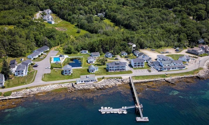 Ocean Point Hotel | Luxurious Oceanview Room for Memorable Couple Getaways | Private Beach Access
