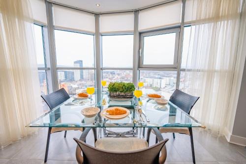 Cardiff City Centre Apartment | Luxurious PENTHOUSE SUITE with Panoramic Views & FREE Parking in Cardiff City Centre