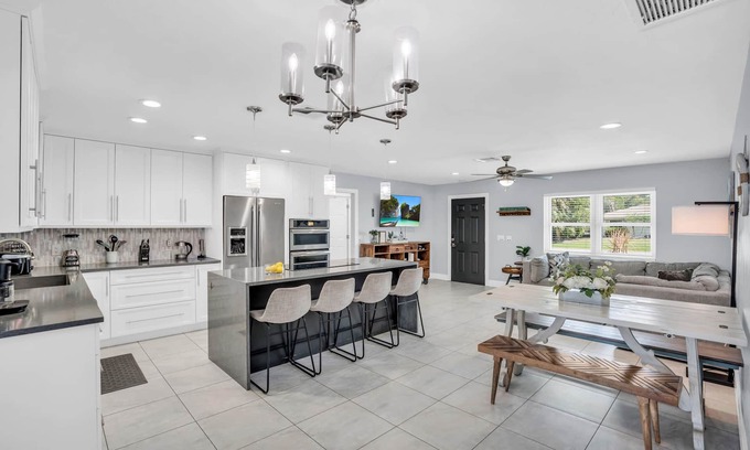 Willoughby Acres House | Luxurious Retreat for up to 10 Guests near Beach