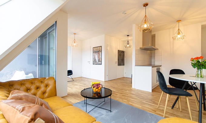 Weißgerber Apartment | ♛Luxurious Retreat | Mins to City Center + Balcony