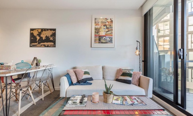 Abbotsford Apartment | LUXURIOUS RIVERSIDE RESORT STYLE APARTMENT☆POOL☆SPA☆GYM☆ROOFTOP WITH CITY VIEWS