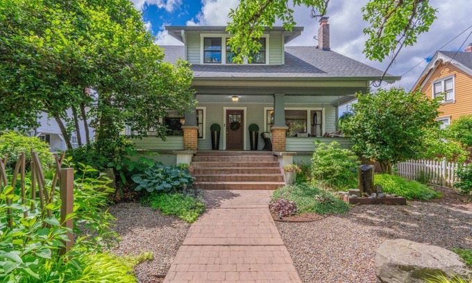 Newberg House | Luxurious, Spacious Pet-Friendly Home for Your Workcation In Wine Country