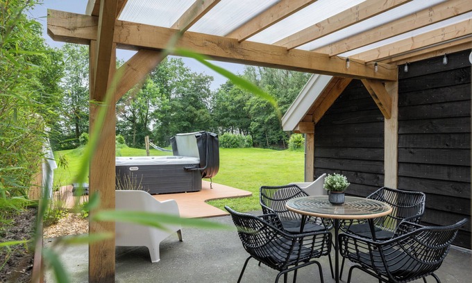 Triemen House | Luxurious tiny house with jacuzzi: unwind in beautiful Friesland nature